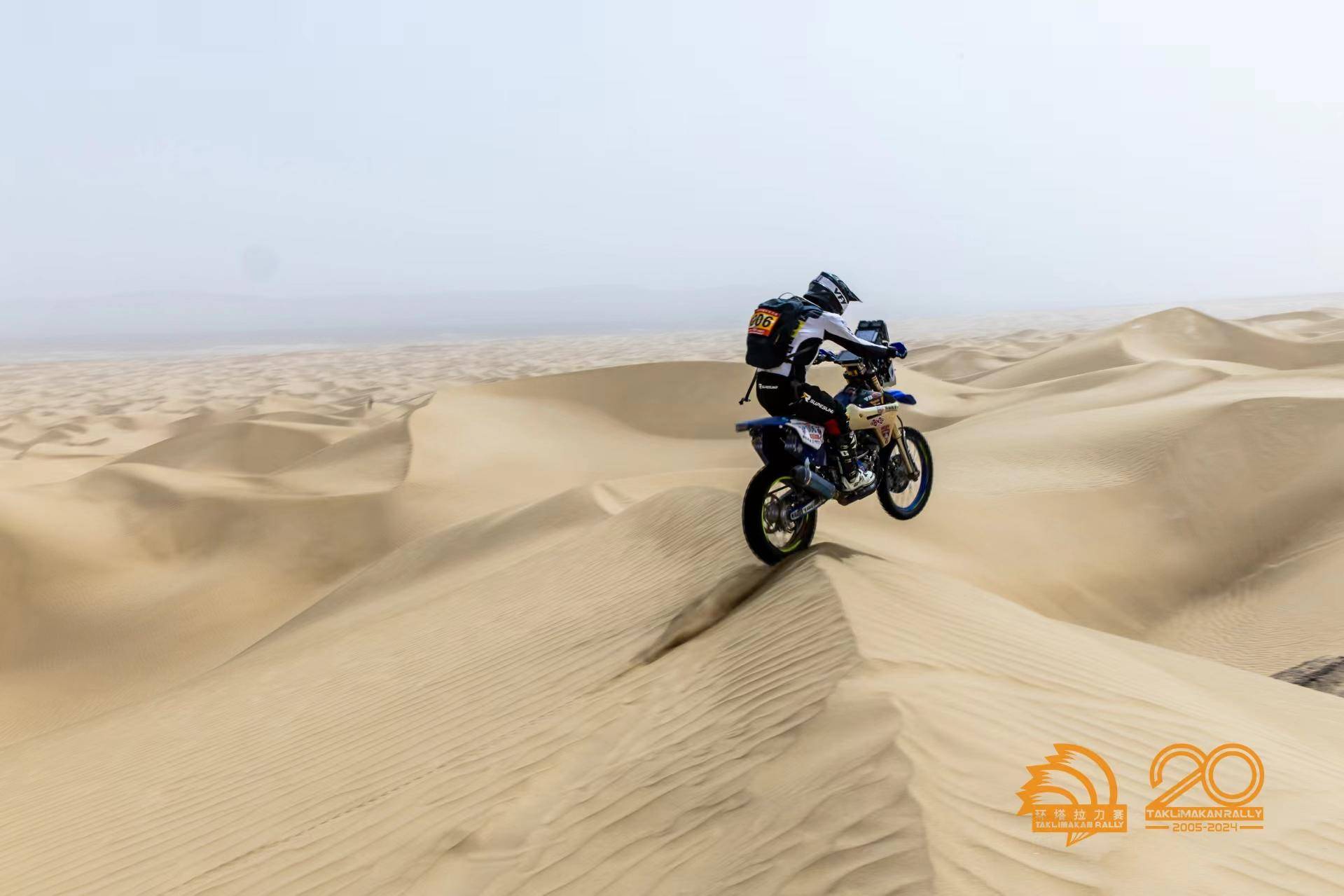 横穿塔漠环塔SS4赛段沿着N39°红白山向东挺进！ 附成绩(图10)