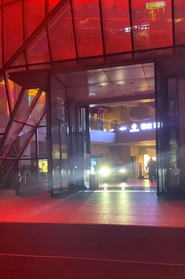 九游体育：商场汽车店的车都是怎么开进去的？(图3)