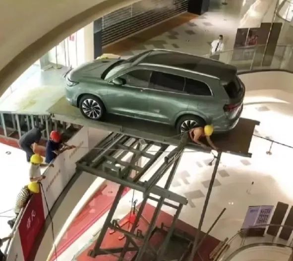 九游体育：商场汽车店的车都是怎么开进去的？(图8)