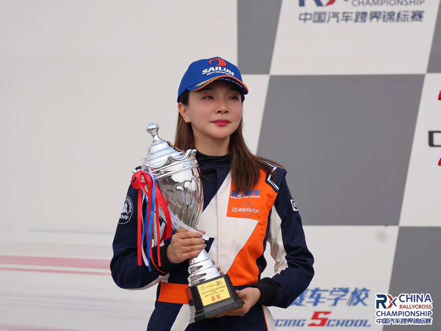九游体育：2024CRX中国汽车跨界锦标赛北京站圆满落幕赛车手张岩捧双杯不让须眉(图3)