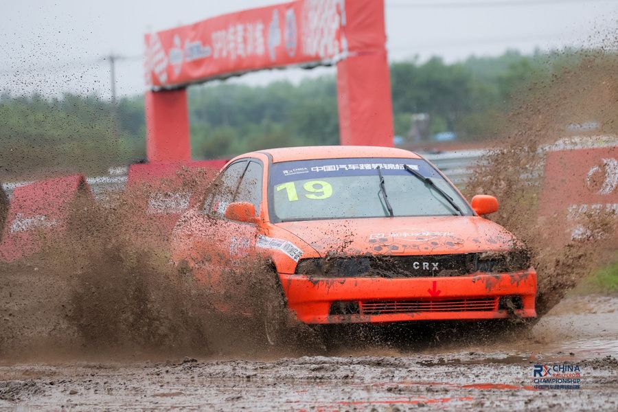 九游体育：2024CRX中国汽车跨界锦标赛北京站圆满落幕赛车手张岩捧双杯不让须眉(图8)