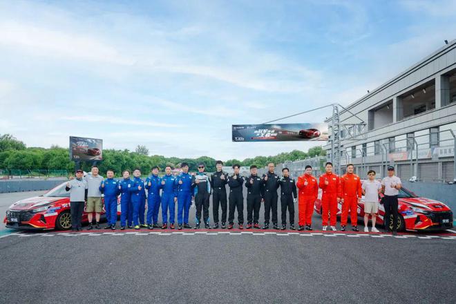 拿赛照上赛道！东风风神赛车学院再输送2批毕业生(图1)
