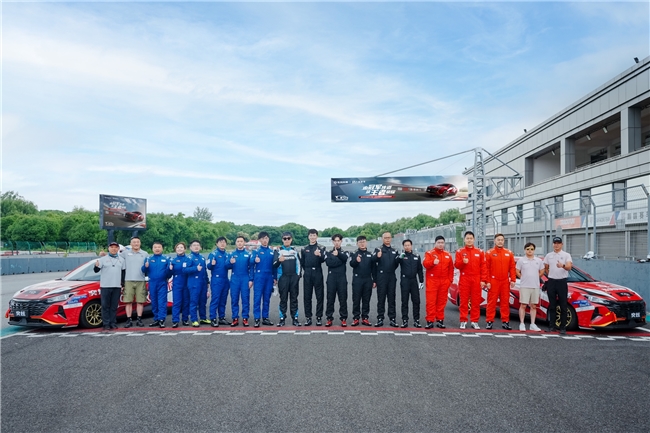 奕炫引领赛道激情东风风神赛车学院学员筑梦赛道