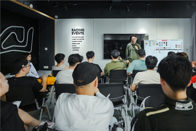 奕炫引领赛道激情东风风神赛车学院学员筑梦赛道(图4)