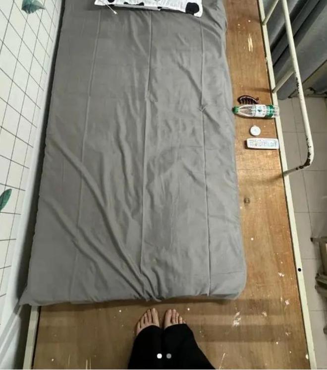 女大学生开学晒宿舍床铺18cm缝隙成隔阂隔着屏幕都感到无助