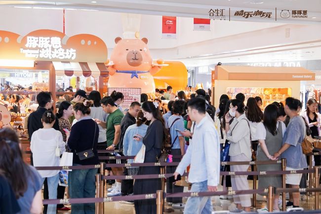 让IP“闪”起来酷乐潮玩【豚豚崽·烘焙坊】快闪巡展燃动秋日(图2)