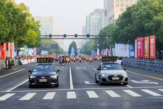 2024杭州马拉松开跑一汽奥迪用发光“四环”为36万名跑者点亮赛道(图2)