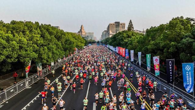 2024杭州马拉松开跑一汽奥迪用发光“四环”为36万名跑者点亮赛道(图1)