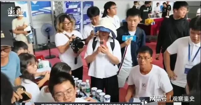 九游体育：彻底适应！唐尚珺自我介绍玩梗获全场掌声躺宿舍床上笑容满面