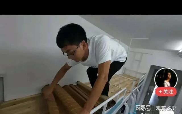 九游体育：彻底适应！唐尚珺自我介绍玩梗获全场掌声躺宿舍床上笑容满面(图3)