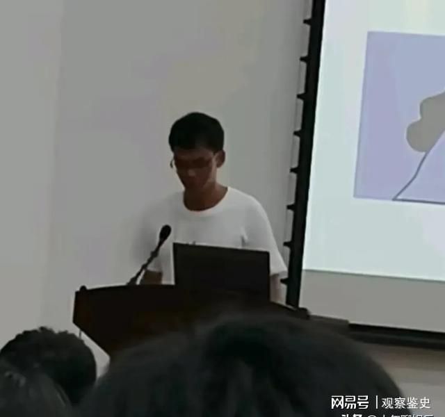 九游体育：彻底适应！唐尚珺自我介绍玩梗获全场掌声躺宿舍床上笑容满面(图4)