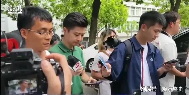 九游体育：彻底适应！唐尚珺自我介绍玩梗获全场掌声躺宿舍床上笑容满面(图5)