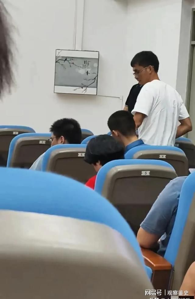 九游体育：彻底适应！唐尚珺自我介绍玩梗获全场掌声躺宿舍床上笑容满面(图7)