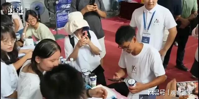 九游体育：彻底适应！唐尚珺自我介绍玩梗获全场掌声躺宿舍床上笑容满面(图8)