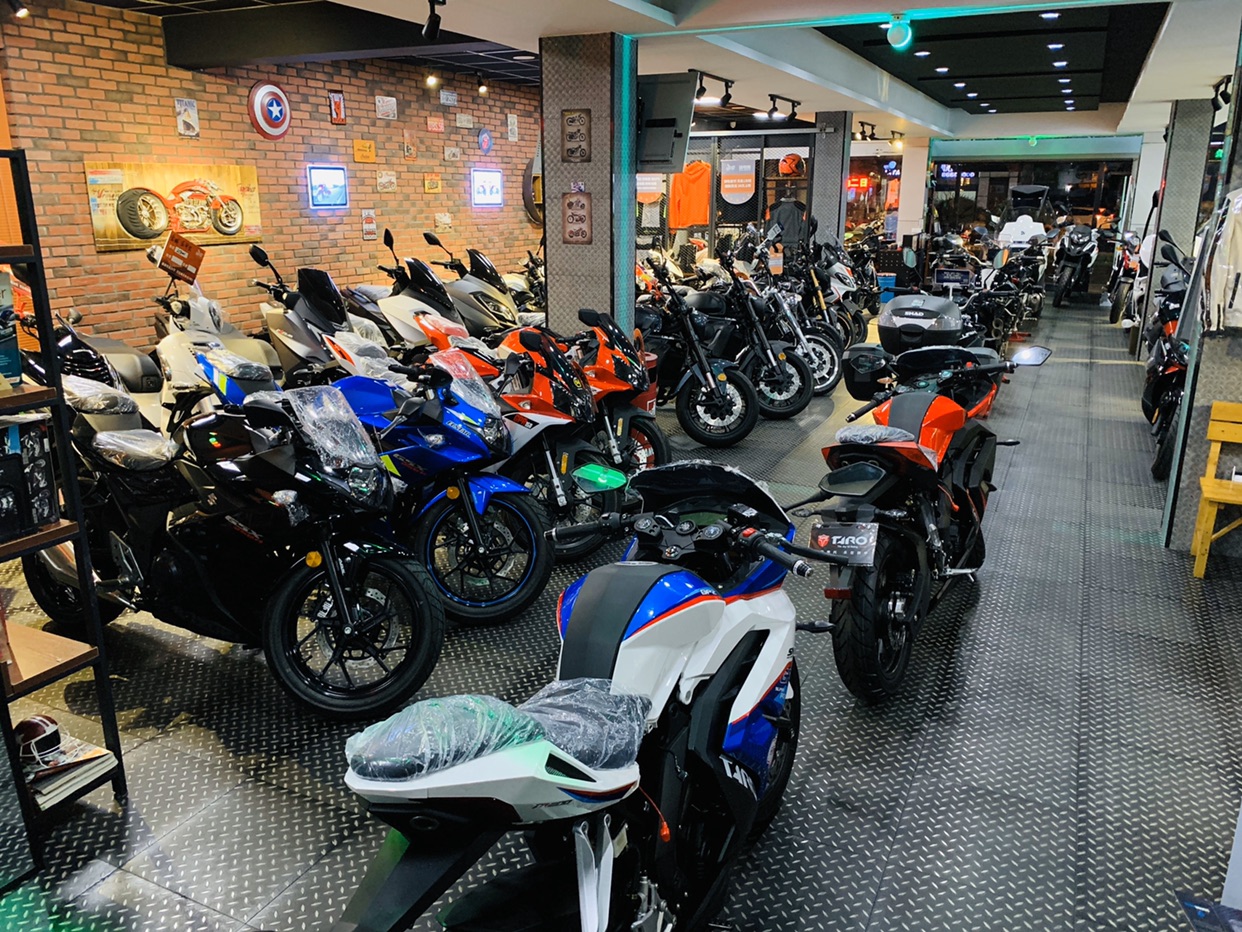 九游app：探究豪车店多元化经营策略销售要求与副业拓展新思路(图1)