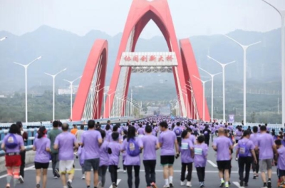 重庆两江新区举办摇滚半程马拉松 万名选手共享狂欢盛宴(图3)