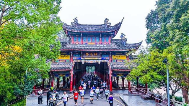 九游官网入口：2024璧马鸣枪起跑！15000余名跑者畅跑“公园赛道”