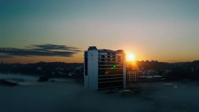 上个世纪的飞机零部件大楼被改造成时间与空间交织的工业风loft
