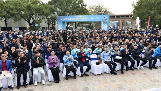 九游app：喜德盛阿斯塔纳环法车队惊艳亮相2024喜德盛车迷节盛大开幕(图2)