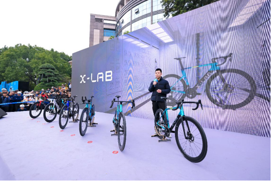 九游app：喜德盛阿斯塔纳环法车队惊艳亮相2024喜德盛车迷节盛大开幕(图6)