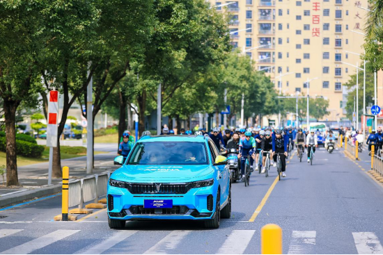 九游app：喜德盛阿斯塔纳环法车队惊艳亮相2024喜德盛车迷节盛大开幕(图12)