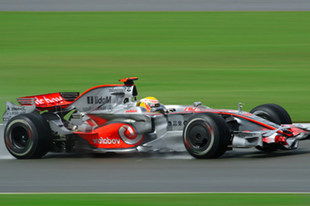 F1 方程式赛车的参赛车手需要具备哪些条件？