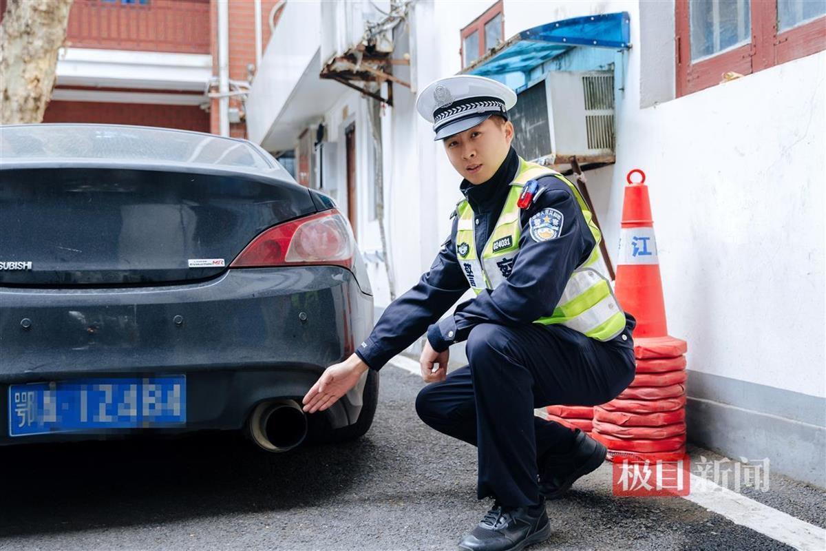 修理工把汽车改装成为一辆炫酷的赛车 被武汉交警查获