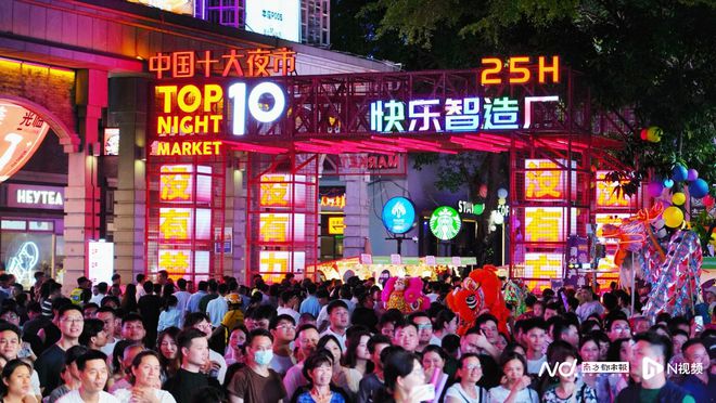 吴卓羲现身佛山办展首届天伦25H快乐IP文化节同期开幕(图2)