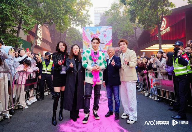 吴卓羲现身佛山办展首届天伦25H快乐IP文化节同期开幕(图3)