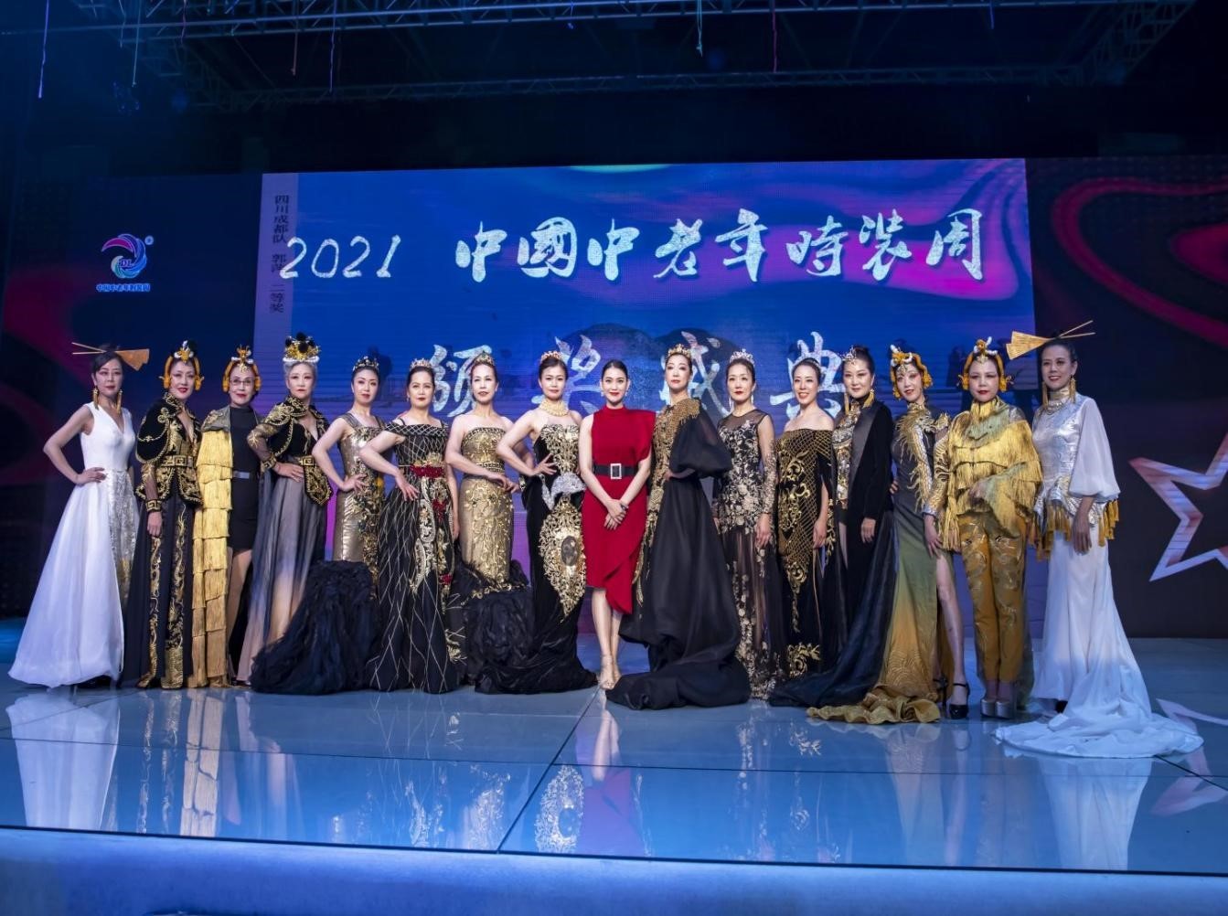 九游app：8000元买秀服、90岁上T台⋯⋯老人中流行“出道”当模特！给张馨予设计“东北大棉袄”的设计师也在干这个