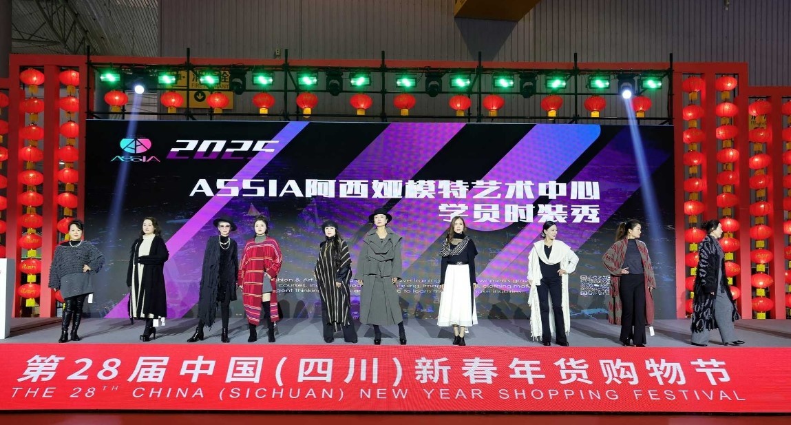 九游app：8000元买秀服、90岁上T台⋯⋯老人中流行“出道”当模特！给张馨予设计“东北大棉袄”的设计师也在干这个(图5)