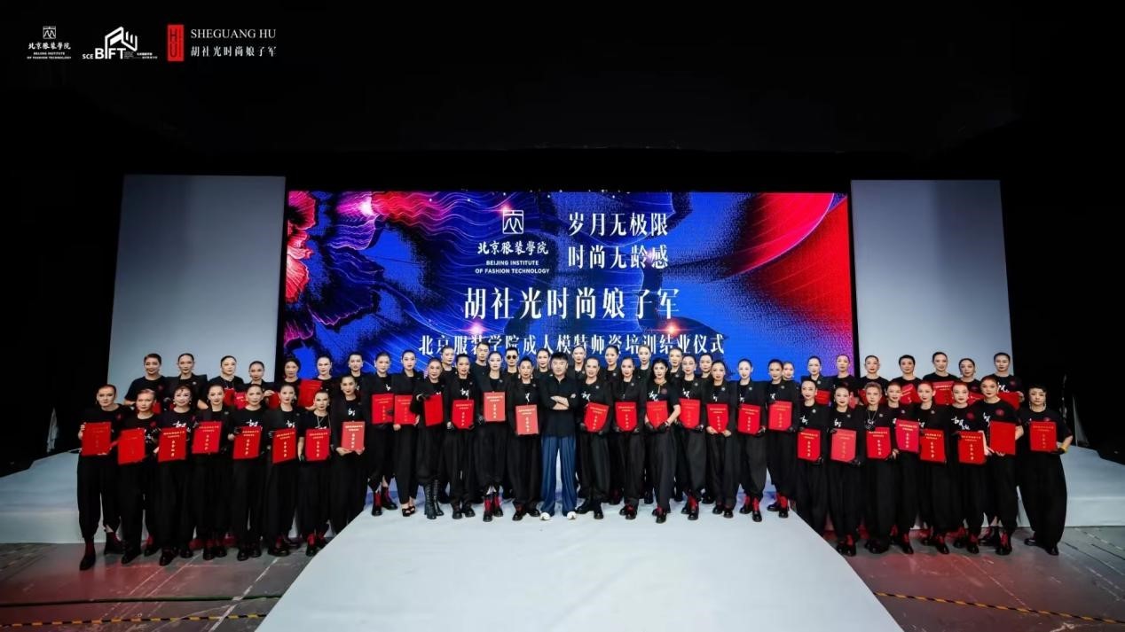 九游app：8000元买秀服、90岁上T台⋯⋯老人中流行“出道”当模特！给张馨予设计“东北大棉袄”的设计师也在干这个(图7)