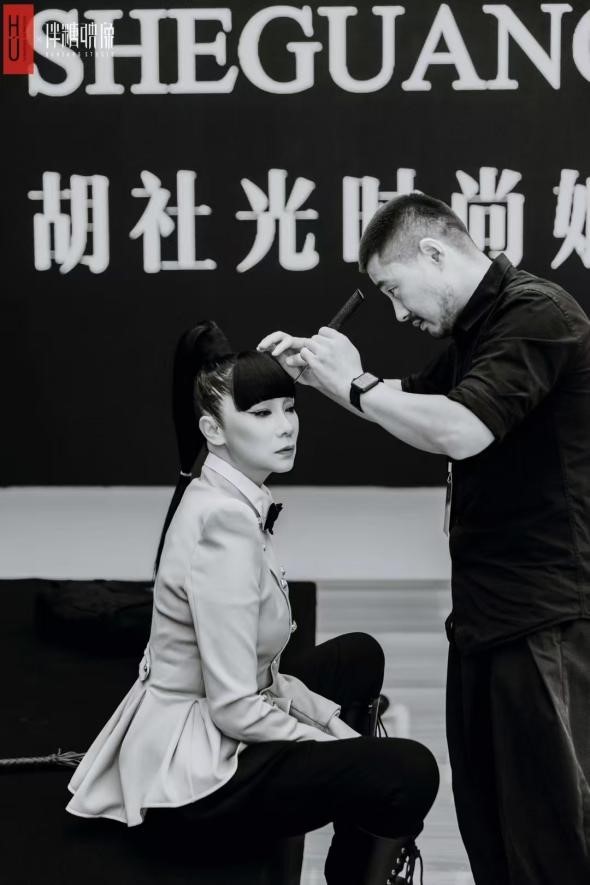 九游app：8000元买秀服、90岁上T台⋯⋯老人中流行“出道”当模特！给张馨予设计“东北大棉袄”的设计师也在干这个(图9)