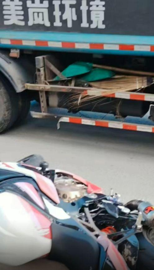 19岁机车网红车祸身亡！太漂亮身材太好引热议爱穿短裤丝袜狂飙(图2)