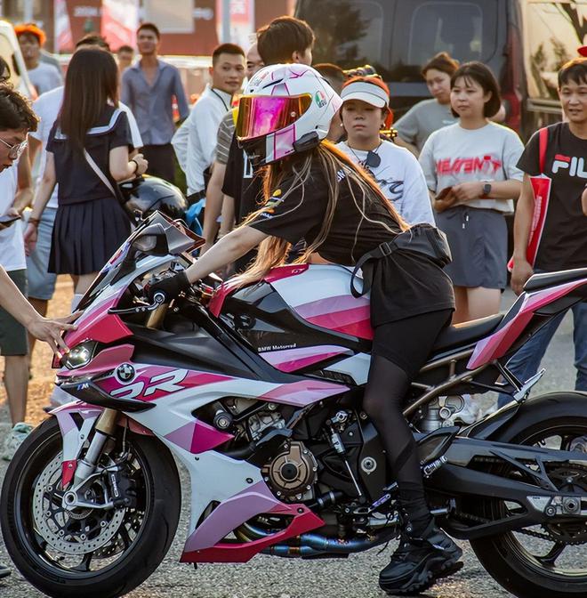 19岁机车网红车祸身亡！太漂亮身材太好引热议爱穿短裤丝袜狂飙(图9)