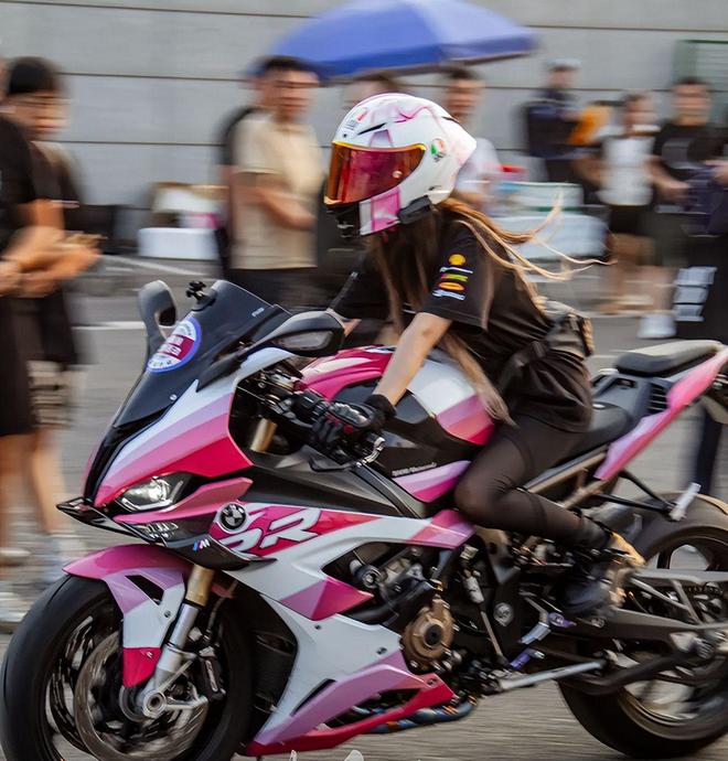 19岁机车网红车祸身亡！太漂亮身材太好引热议爱穿短裤丝袜狂飙(图16)