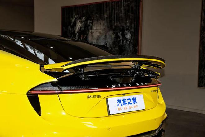 2秒俱乐部！四驱+电动尾翼超3米轴距！性能“屠牛宰马”？(图7)