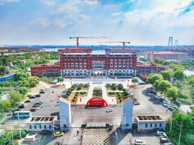 九游体育：高校回应买商品房当学生宿舍 解决床位缺口(图2)