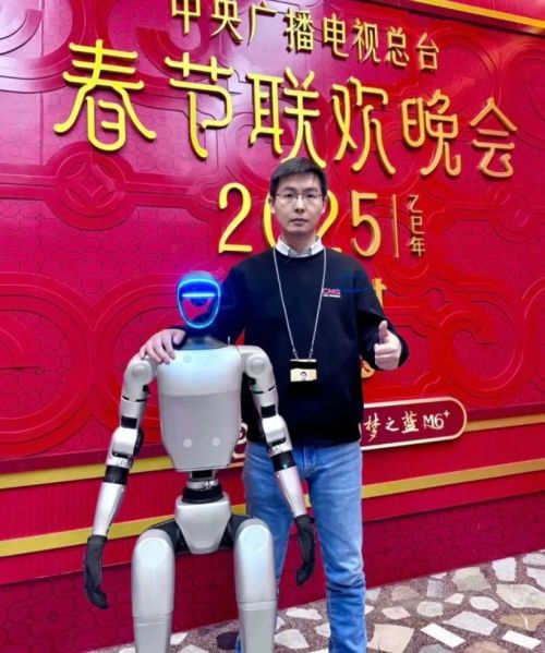 九游体育：王兴兴：斗狗(图2)