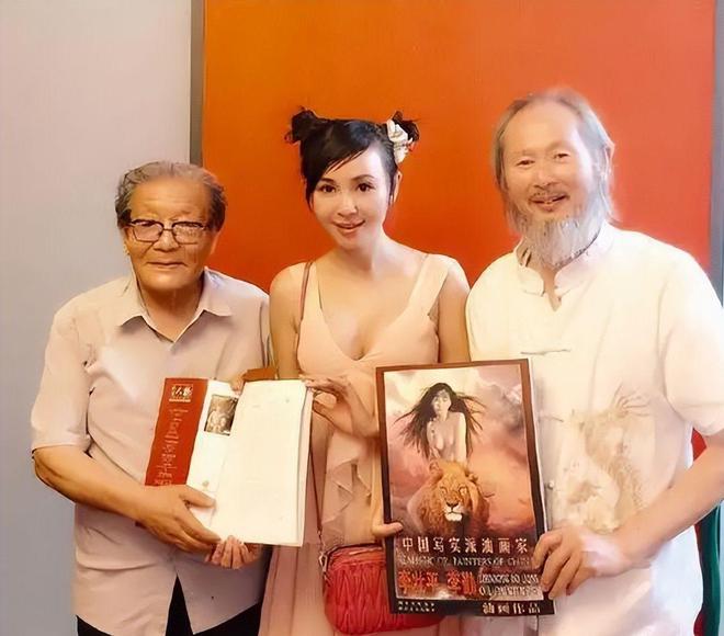 四川61岁画家让女儿当人体模特妻子在旁边欣赏获奖无数引争议(图2)