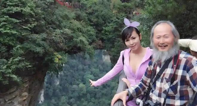 四川61岁画家让女儿当人体模特妻子在旁边欣赏获奖无数引争议(图5)