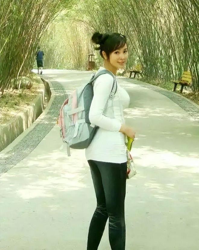 四川61岁画家让女儿当人体模特妻子在旁边欣赏获奖无数引争议(图14)