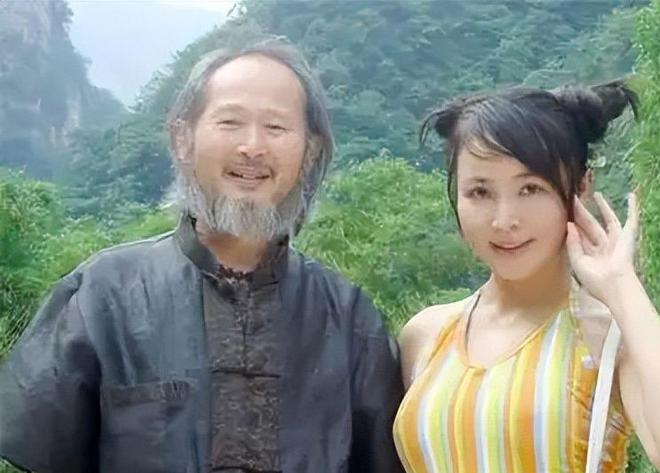 四川61岁画家让女儿当人体模特妻子在旁边欣赏获奖无数引争议(图3)