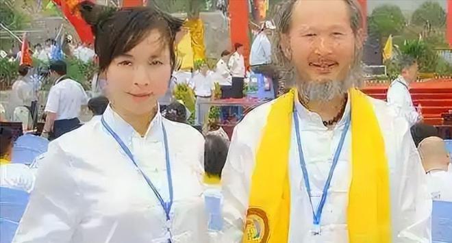 四川61岁画家让女儿当人体模特妻子在旁边欣赏获奖无数引争议(图13)