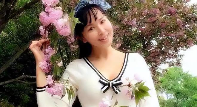 四川61岁画家让女儿当人体模特妻子在旁边欣赏获奖无数引争议(图11)