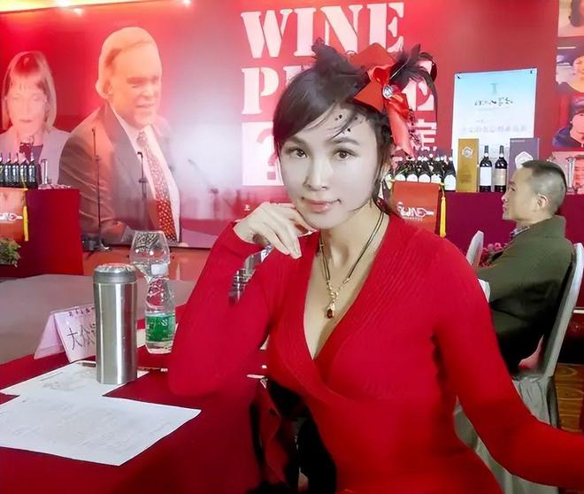 四川61岁画家让女儿当人体模特妻子在旁边欣赏获奖无数引争议(图15)
