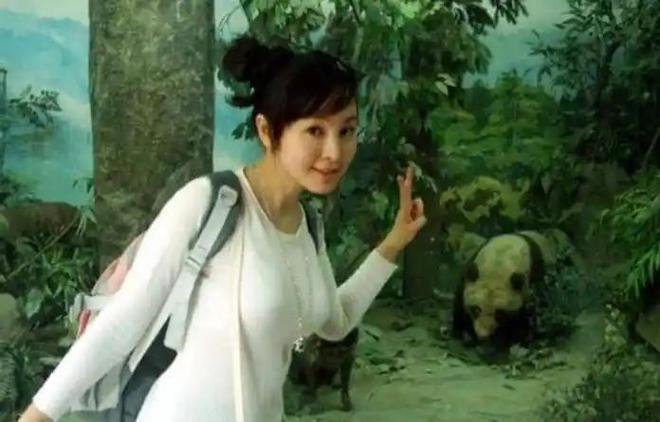 四川61岁画家让女儿当人体模特妻子在旁边欣赏获奖无数引争议(图17)