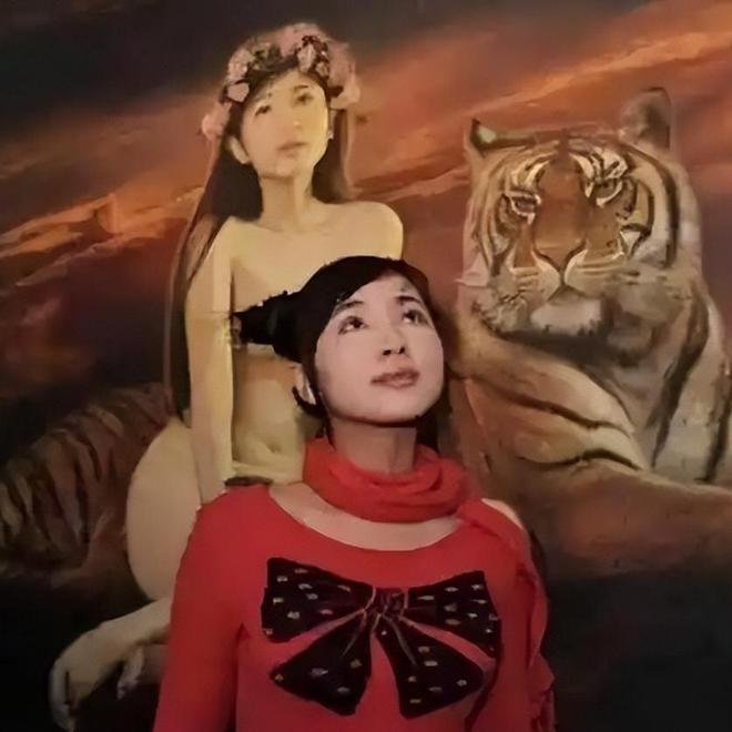 四川61岁画家让女儿当人体模特妻子在旁边欣赏获奖无数引争议(图16)