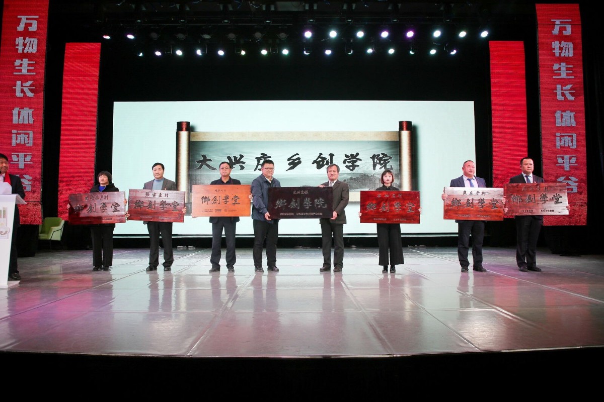 IP孵化是指将一个创意或概念转化为具有商业价值和影响力的品牌、产品或内容的过程。在泛IP时代各种不同的细分行业都被纳入到大产业链条上来通过跨界联合产生了新的价值升级。孵化需要在保持发展文化的同时先提升自己成(图1)