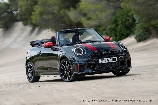 九游app：全新MINI Cooper Cabrio携全新MINI JCWabrio开怀驾到